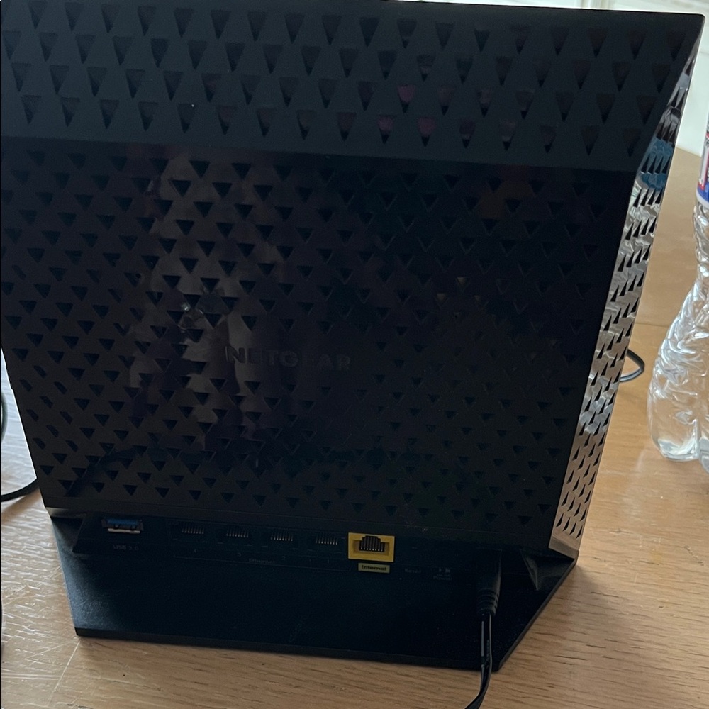 Netgear Black slim Router r6300 - Picture 2 of 9